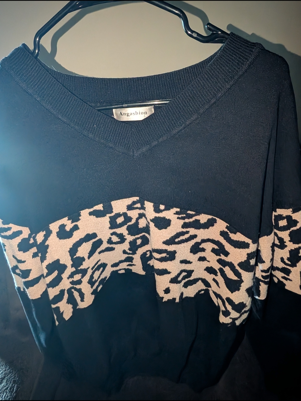 Angashion Black V‑Neck Sweater with Beige Leopard Stripe